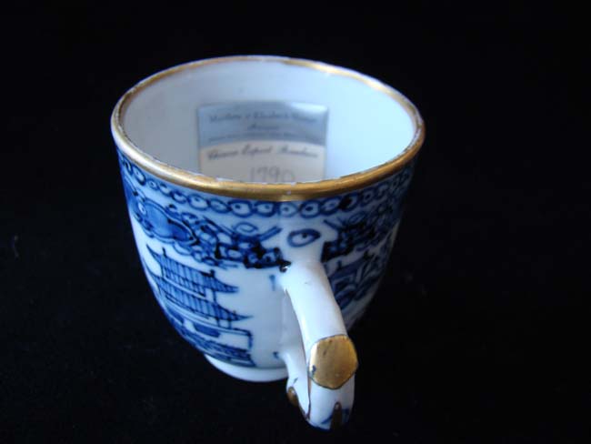 A fine late 18th century Chinese Export Porcelain coffee cup with gilt hightlights. — image 2